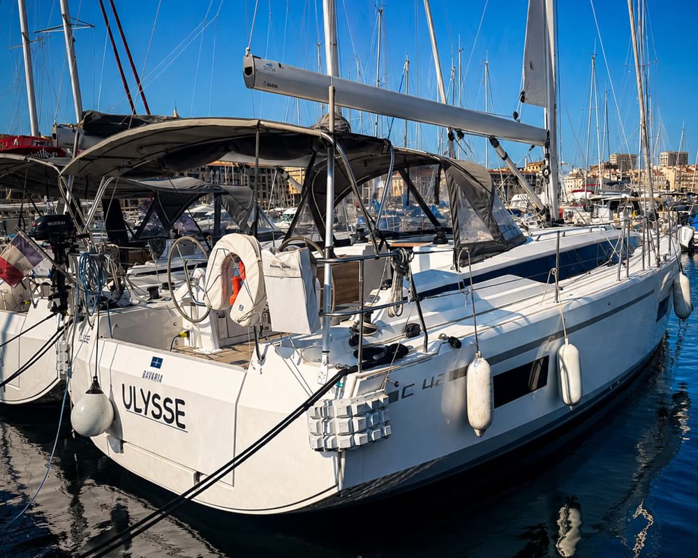 Le voilier Ulysse à quai au Vieux-Port de Marseille, coque propre